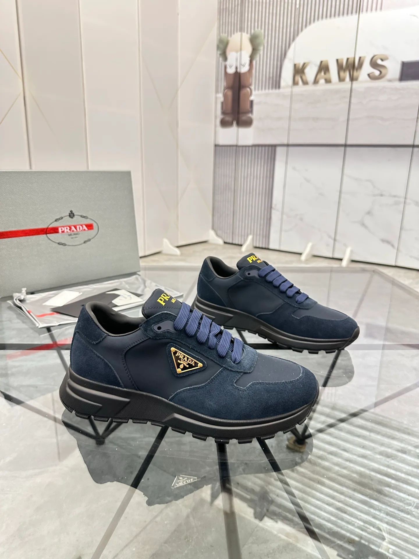 Men's shoes: 💰P580¥ High-end top quality Product trademark: Prada *"Prada*" low-top casual shoes Regular size: 38-45 (can be customized to 46) Product materials: upper imported first-layer nubuck leather spliced ​​with original materials, cowhide lining, cowhide feet, original outsole. Number: 832